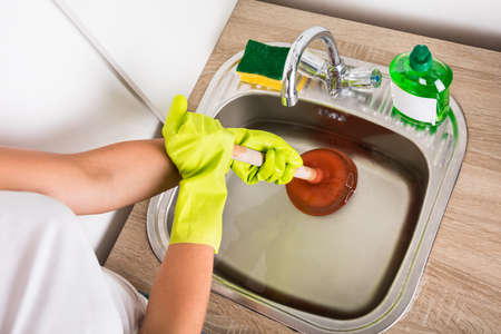 Déboucher un évier de cuisine sans l’aide d’un plombier