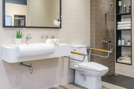 sanitaires prioritaire pour une salle de bain PMR 